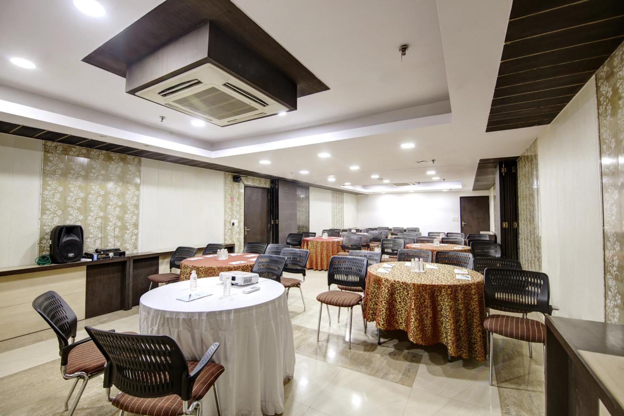 Hotel Good Times Near Ganga Ram Hospital And Karol Bagh Metro Delhi  Bagian luar foto