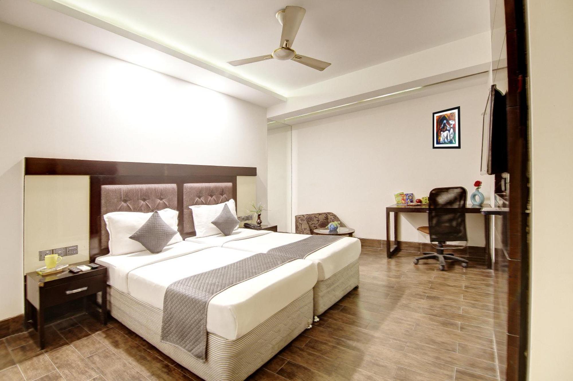 Hotel Good Times Near Ganga Ram Hospital And Karol Bagh Metro Delhi  Bagian luar foto