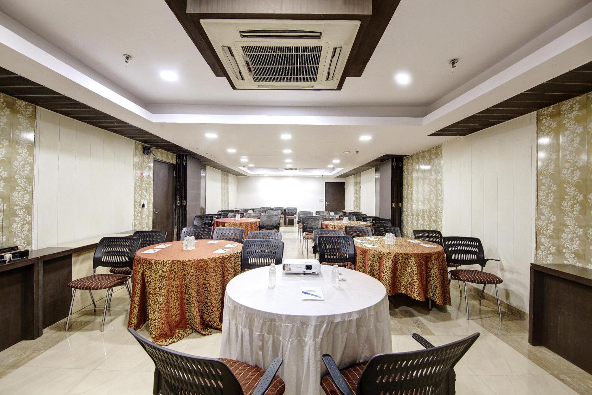 Hotel Good Times Near Ganga Ram Hospital And Karol Bagh Metro Delhi  Bagian luar foto