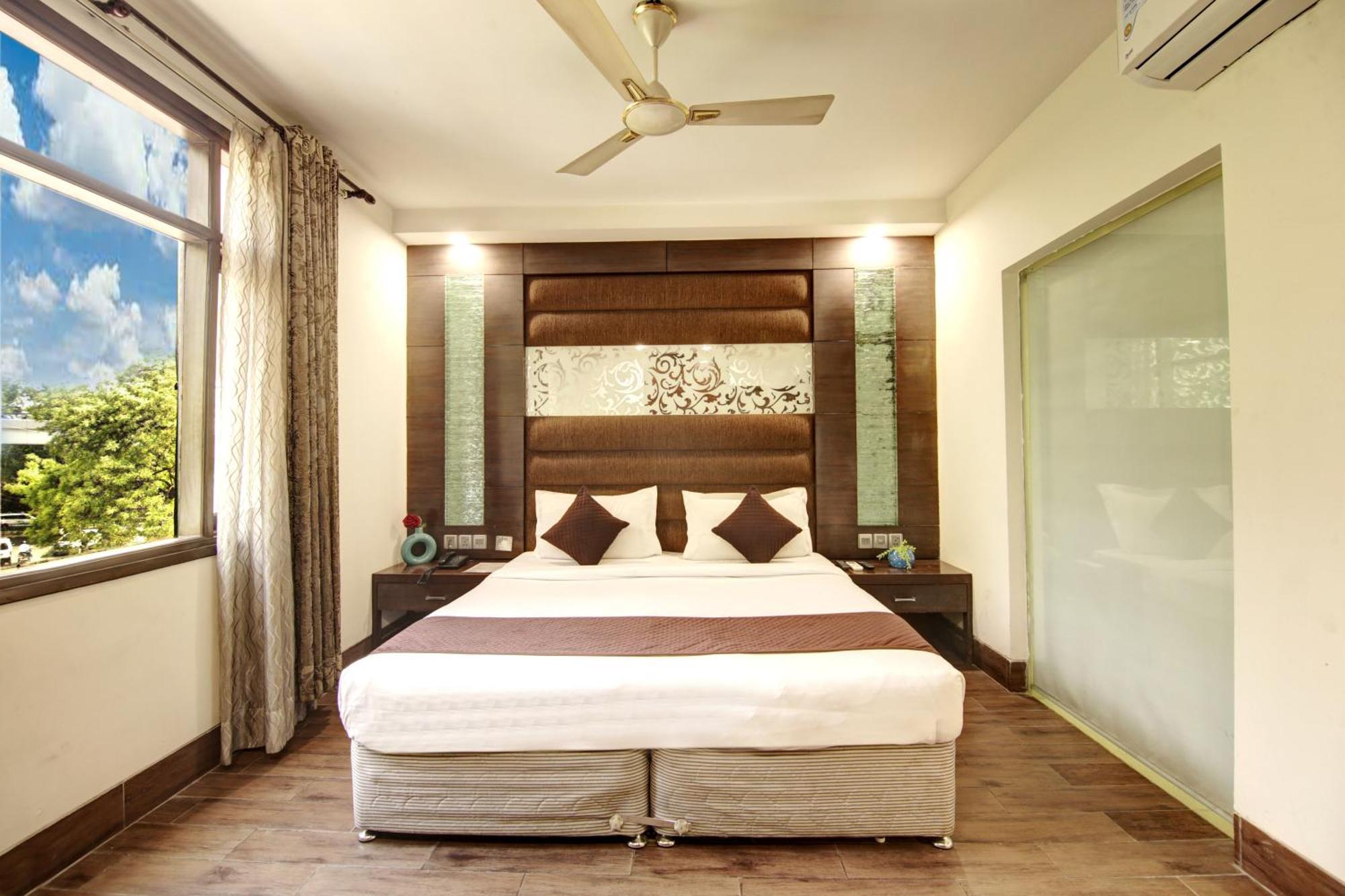 Hotel Good Times Near Ganga Ram Hospital And Karol Bagh Metro Delhi  Bagian luar foto