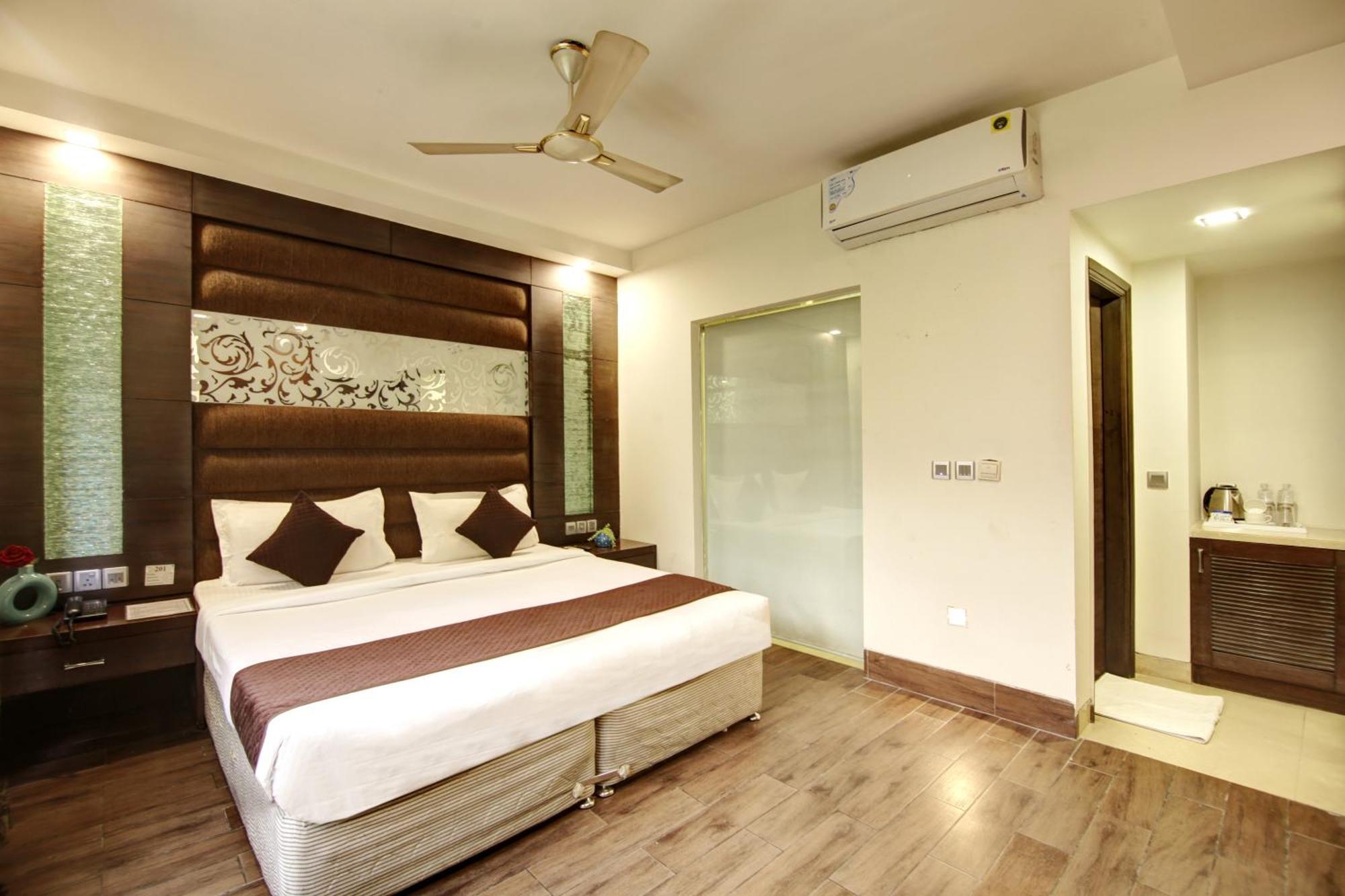 Hotel Good Times Near Ganga Ram Hospital And Karol Bagh Metro Delhi  Bagian luar foto