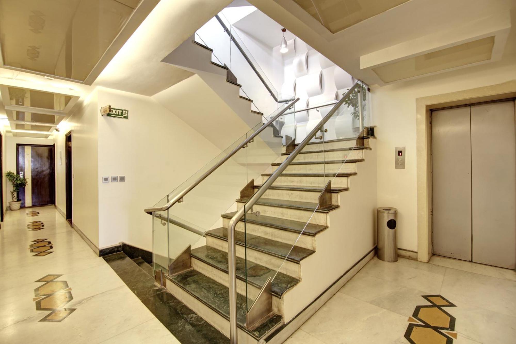 Hotel Good Times Near Ganga Ram Hospital And Karol Bagh Metro Delhi  Bagian luar foto