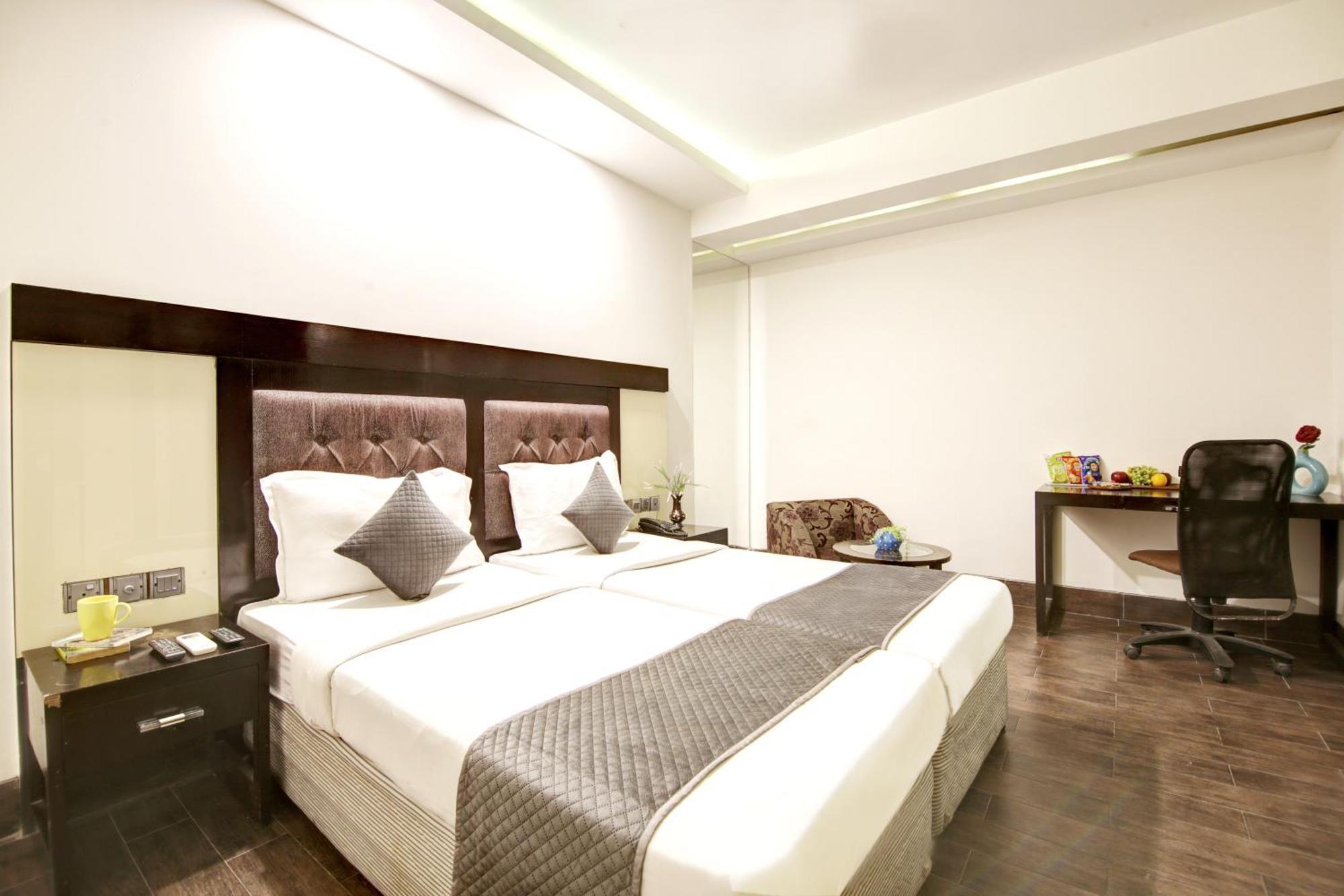 Hotel Good Times Near Ganga Ram Hospital And Karol Bagh Metro Delhi  Bagian luar foto