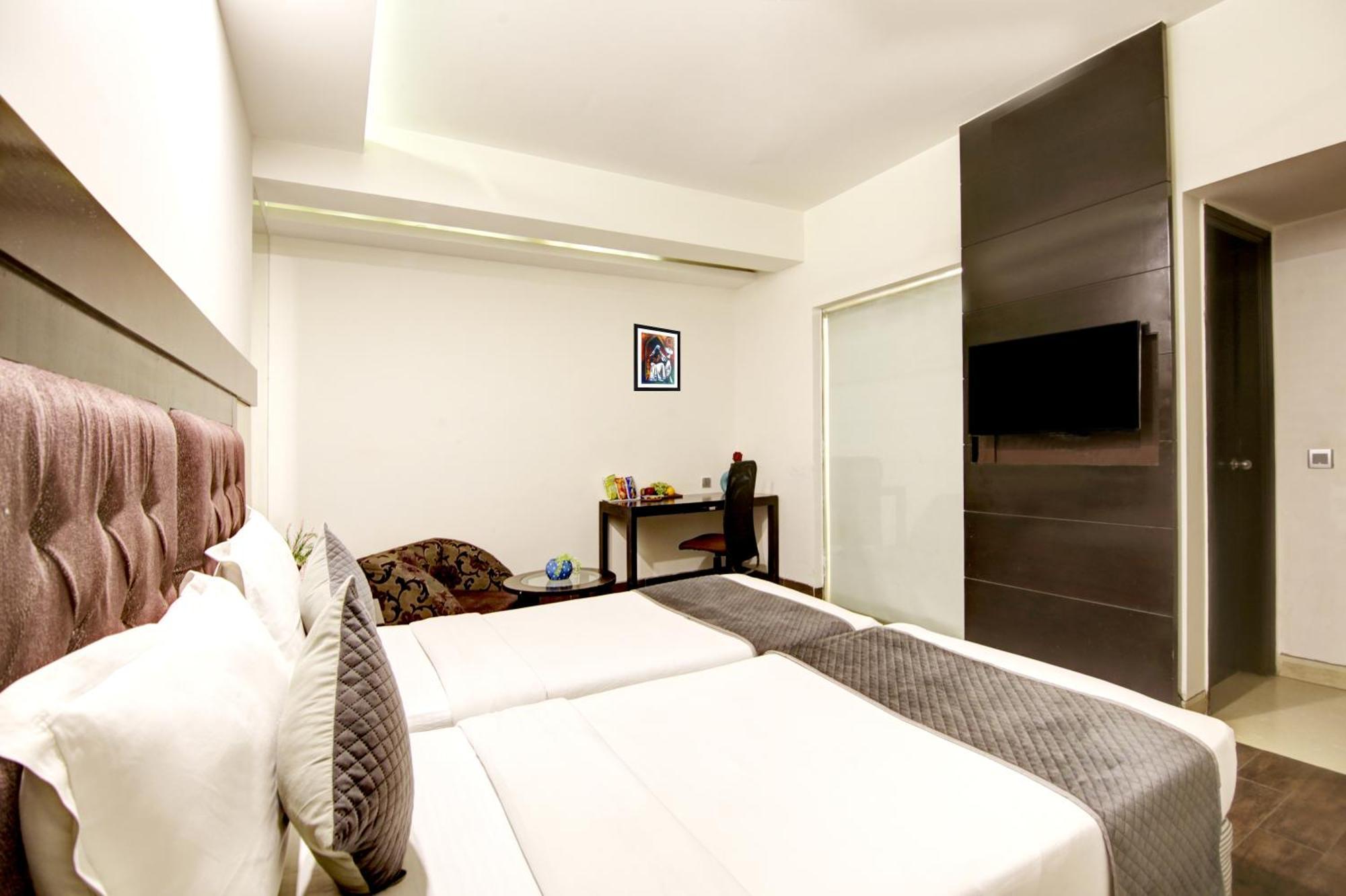 Hotel Good Times Near Ganga Ram Hospital And Karol Bagh Metro Delhi  Bagian luar foto