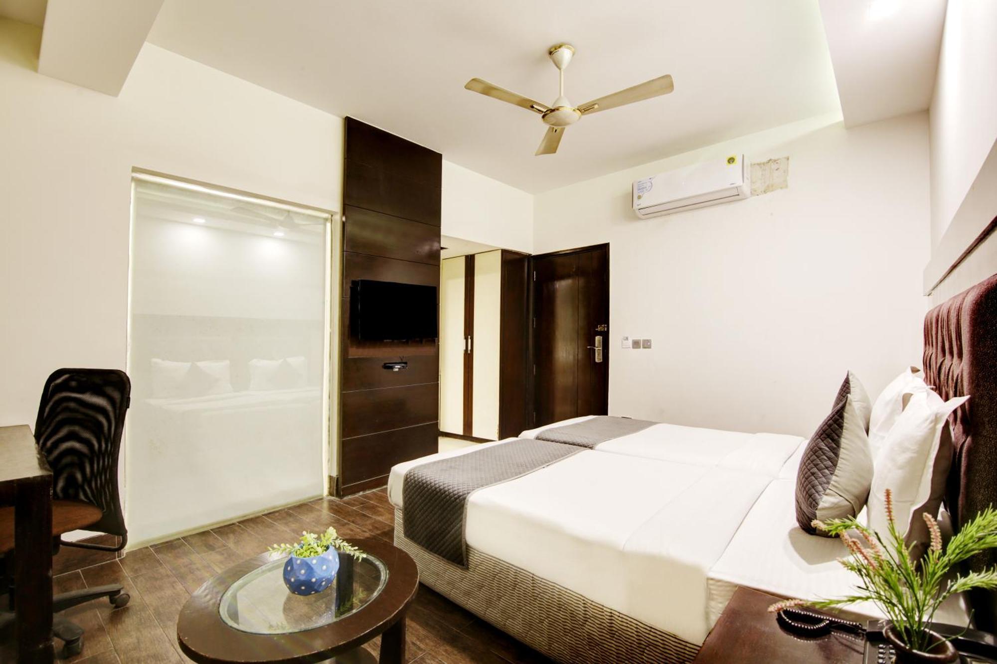 Hotel Good Times Near Ganga Ram Hospital And Karol Bagh Metro Delhi  Bagian luar foto