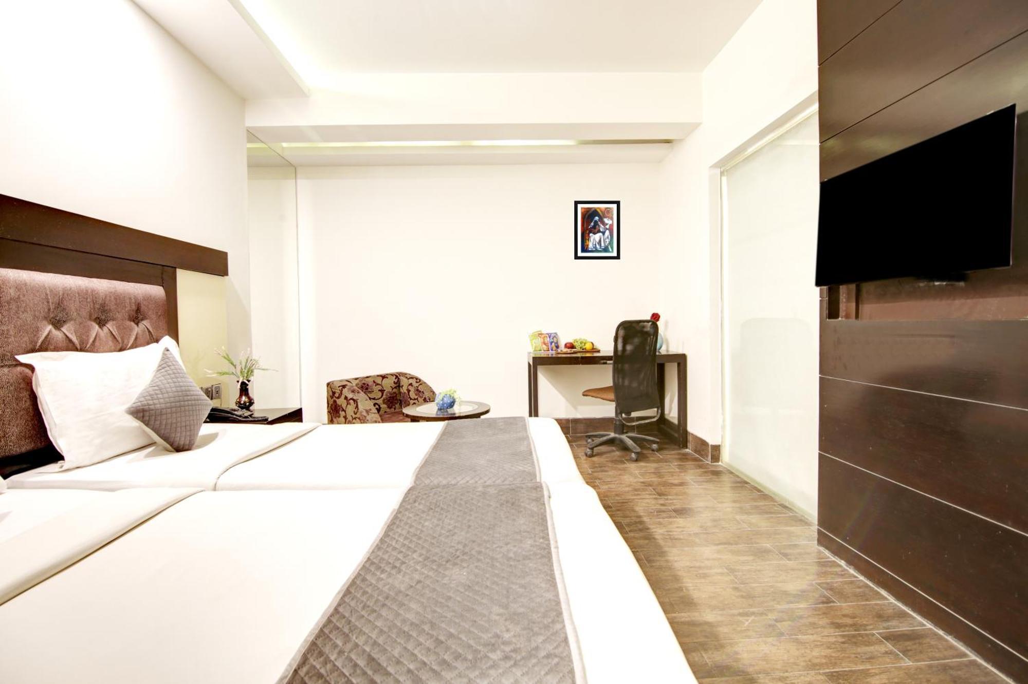 Hotel Good Times Near Ganga Ram Hospital And Karol Bagh Metro Delhi  Bagian luar foto
