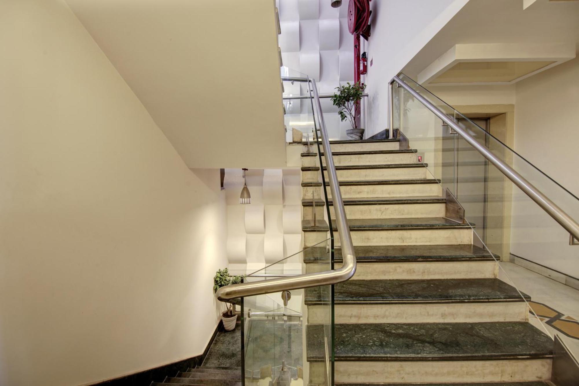 Hotel Good Times Near Ganga Ram Hospital And Karol Bagh Metro Delhi  Bagian luar foto