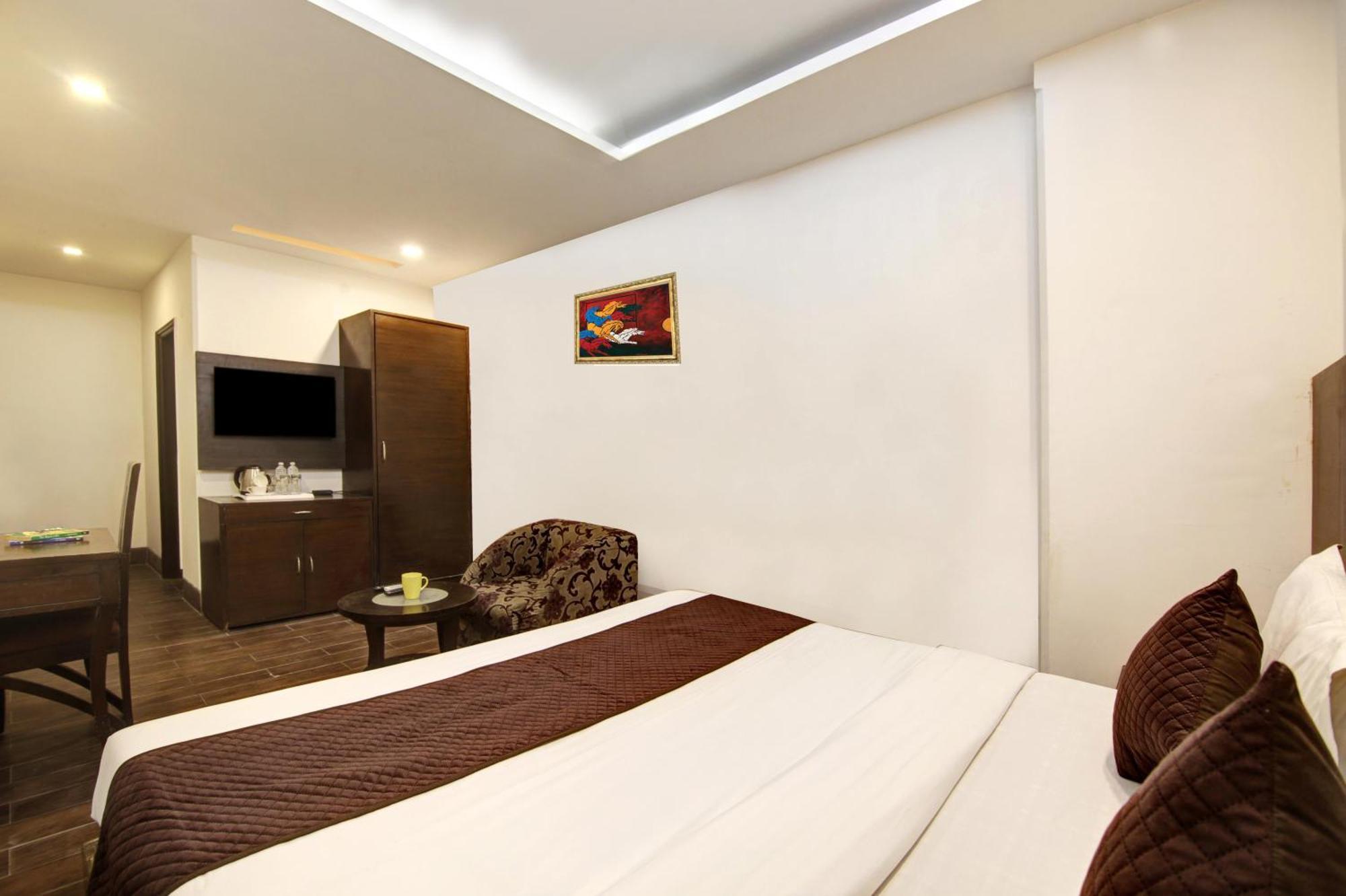 Hotel Good Times Near Ganga Ram Hospital And Karol Bagh Metro Delhi  Bagian luar foto