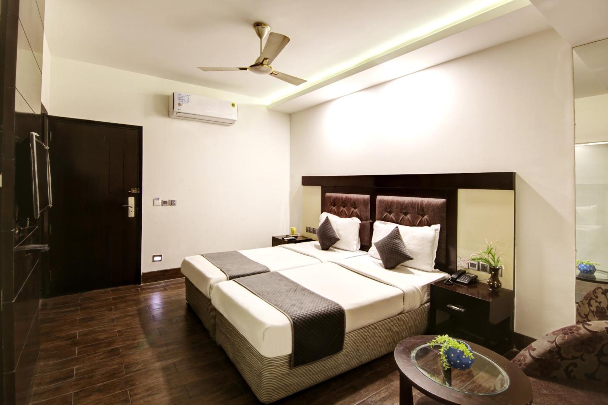 Hotel Good Times Near Ganga Ram Hospital And Karol Bagh Metro Delhi  Bagian luar foto