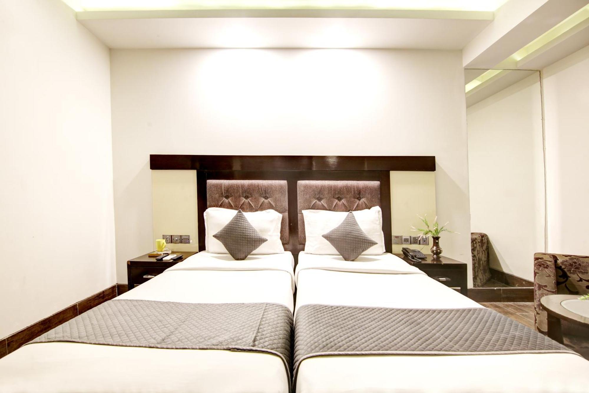 Hotel Good Times Near Ganga Ram Hospital And Karol Bagh Metro Delhi  Bagian luar foto