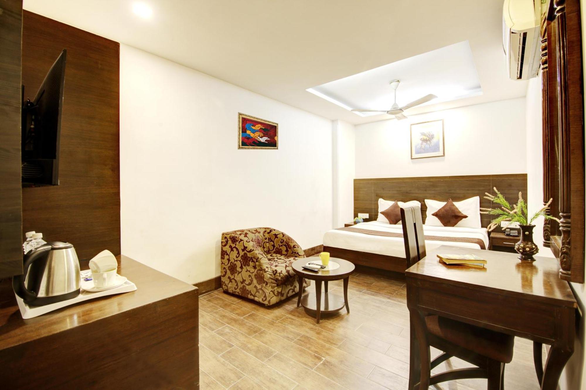 Hotel Good Times Near Ganga Ram Hospital And Karol Bagh Metro Delhi  Bagian luar foto