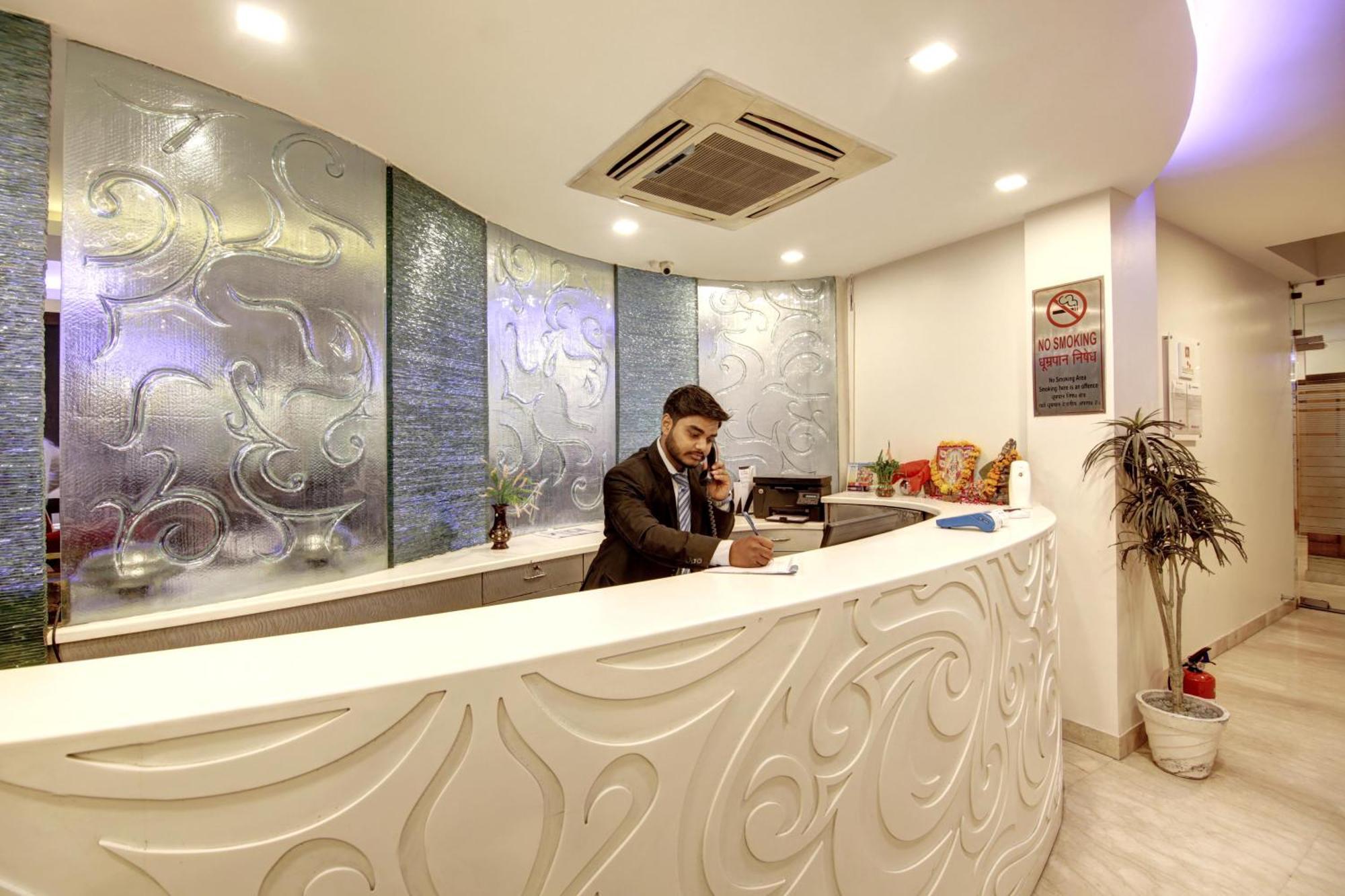 Hotel Good Times Near Ganga Ram Hospital And Karol Bagh Metro Delhi  Bagian luar foto