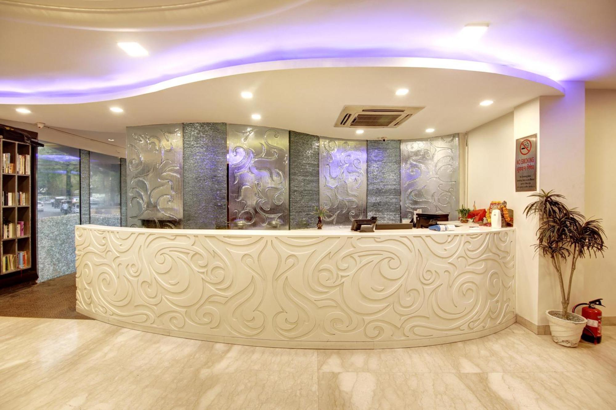 Hotel Good Times Near Ganga Ram Hospital And Karol Bagh Metro Delhi  Bagian luar foto