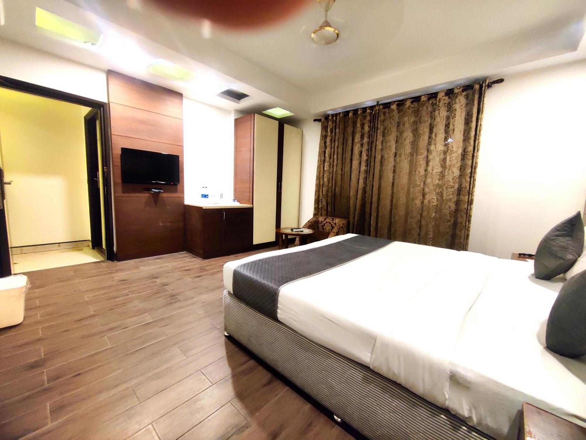 Hotel Good Times Near Ganga Ram Hospital And Karol Bagh Metro Delhi  Bagian luar foto