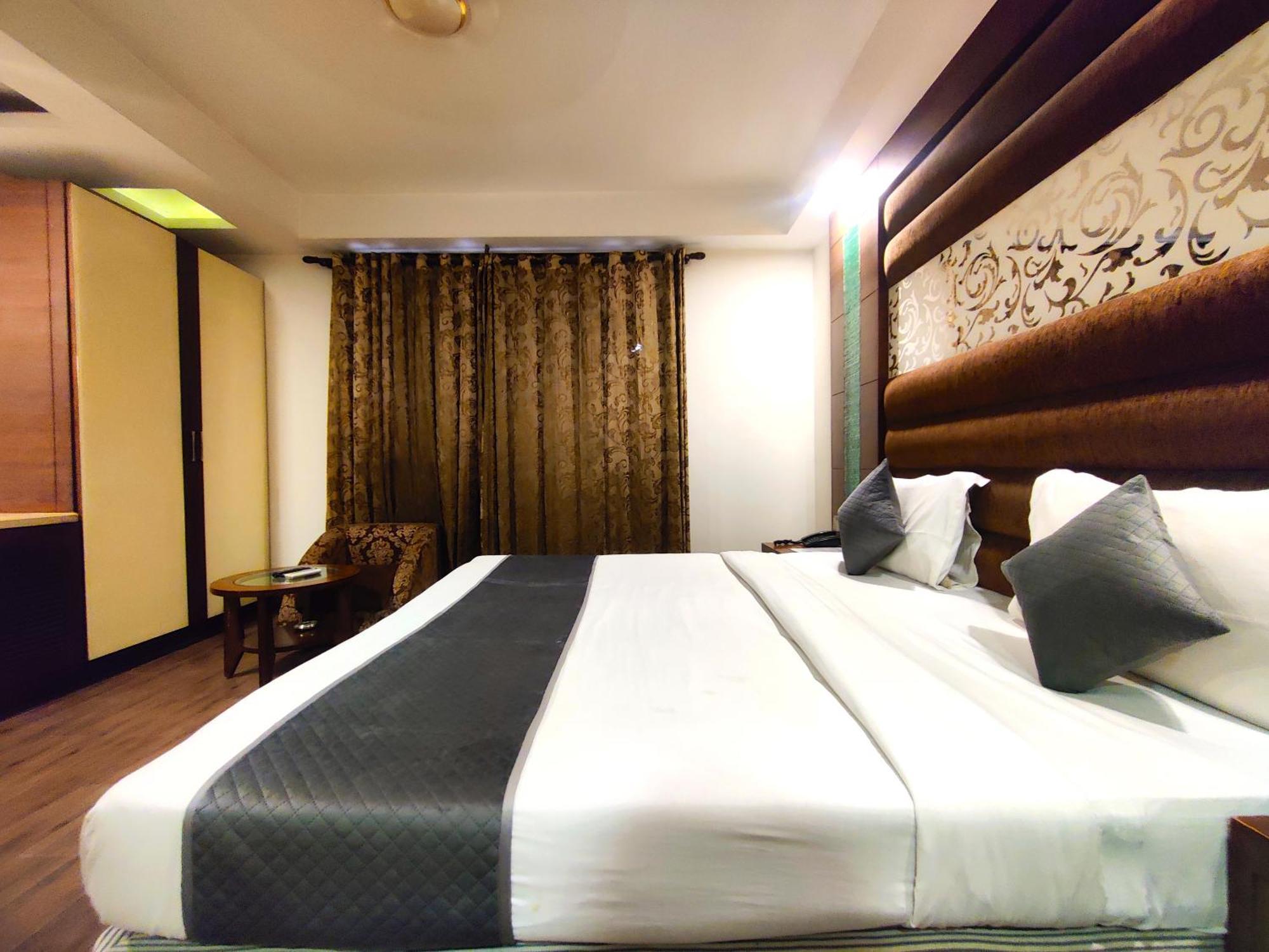 Hotel Good Times Near Ganga Ram Hospital And Karol Bagh Metro Delhi  Bagian luar foto
